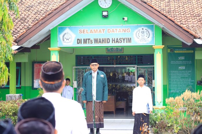 Peringati Hari Santri Nasional, 800 Siswa Yayasan Wahid Hasyim Warungasem Ikuti Upacara: Kiai Kuwat Tekankan Makna Santri Sejati